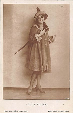 Lilly Flohr ca. 1917 auf einer Künstlerkarte; Urheber: Fotoatelier "Becker &  Maass", Berlin )Otto Becker (1849–1892)/Heinrich Maass (1860–1930)); Quelle: Wikimedia Commons; Lizenz: gemeinfrei