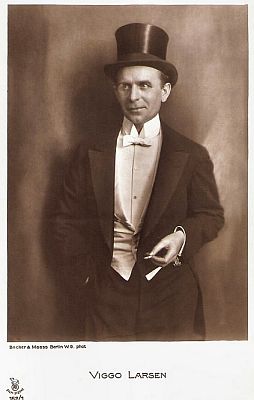 Viggo Larsen auf einer Künstlerkarte, aufgenommen im Fotoatelier "Becker & Maass", Berlin (Otto Becker (1849–1892)/Heinrich Maass (1860–1930)); Quelle: filmstarpostcards.blogspot.com ("Film Sterne"-Serie Nr. 152/1; Lizenz: gemeinfrei