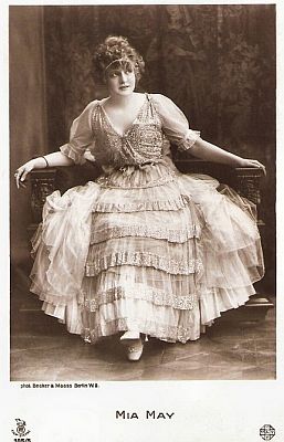 Mia May auf einer Künstlerkarte; Quelle: filmstarpostcards.blogspot.com ("Film-Sterne" Nr. 105/5); Urheber: Fotoatelier "Becker & Maass", Berlin (Otto Becker (1849–1892)/Heinrich Maass (1860–1930)); Lizenz: gemeinfrei