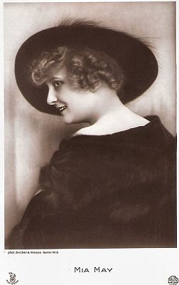 Mia May auf einer Künstlerkarte; Quelle: filmstarpostcards.blogspot.com ("Film-Sterne" Nr. 106/1); Urheber: Fotoatelier "Becker & Maass", Berlin (Otto Becker (1849–1892)/Heinrich Maass (1860–1930)); Lizenz: gemeinfrei