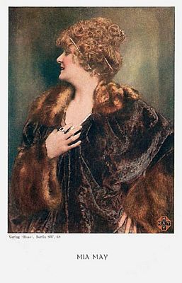 Mia May auf einer Künstlerkarte; Quelle: filmstarpostcards.blogspot.com (Ross-Verlag Nr. 2001/4); Urheber: Fotoatelier "Becker & Maass", Berlin (Otto Becker (1849–1892)/Heinrich Maass (1860–1930)); Lizenz: gemeinfrei