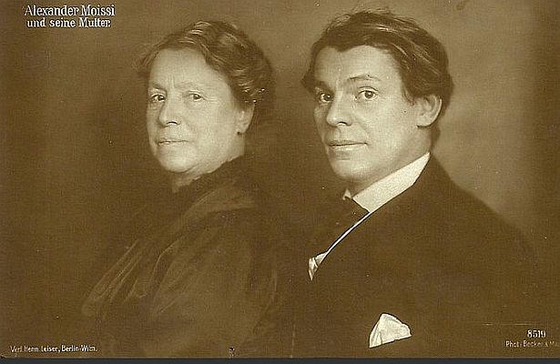 Alexander Moissi mit seiner Mutter; Urheber: Fotoatelier "Becker &  Maass", Berlin (Otto Becker (1849–1892)/Heinrich Maass (1860–1930)); Quelle: filmstarpostcards.blogspot.com; Lizenz: gemeinfrei