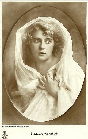 Hedda Vernon auf einer Künstlerkarte ("Film Sterne"-Serie Nr. 136/5), aufgenommen im Fotoatelier "Becker & Maass", Berlin (Otto Becker (1849–1892)/Heinrich Maass (1860–1930)); Quelle: filmstarpostcards.blogspot.com; Lizenz: gemeinfrei
