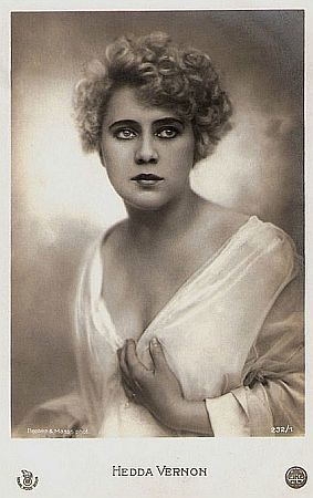 Hedda Vernon auf einer Künstlerkarte ("Film Sterne"-Serie Nr. 232/1), aufgenommen im Fotoatelier "Becker & Maass", Berlin (Otto Becker (1849–1892)/Heinrich Maass (1860–1930)); Quelle: filmstarpostcards.blogspot.com; Lizenz: gemeinfrei