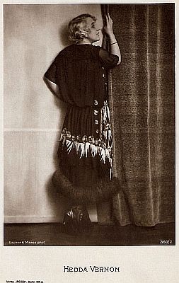 Hedda Vernon auf einer Künstlerkarte (Ross-Karte Nr. 360/2), aufgenommen im Fotoatelier "Becker &  Maass", Berlin (Otto Becker (1849–1892)/Heinrich Maass (1860–1930)); Quelle: filmstarpostcards.blogspot.com; Lizenz: gemeinfrei