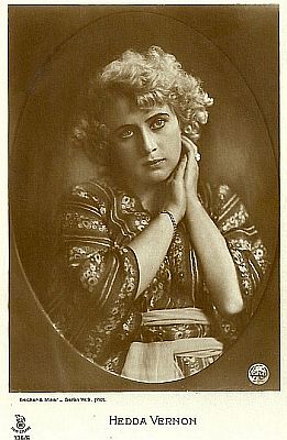 Hedda Vernon auf einer Künstlerkarte ("Film-Sterne"-Serie Nr. 138/6), aufgenommen im Fotoatelier "Becker &  Maass", Berlin (Otto Becker (1849–1892)/Heinrich Maass (1860–1930)); Quelle: filmstarpostcards.blogspot.com; Lizenz: gemeinfrei