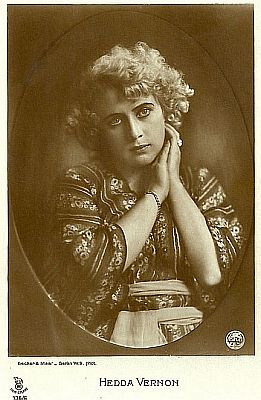 Hedda Vernon auf einer Knstlerkarte ("Film-Sterne"-Serie Nr. 138/6), aufgenommen im Fotoatelier "Becker &  Maass", Berlin (Otto Becker (18491892)/Heinrich Maass (18601930)); Quelle: filmstarpostcards.blogspot.com; Lizenz: gemeinfrei