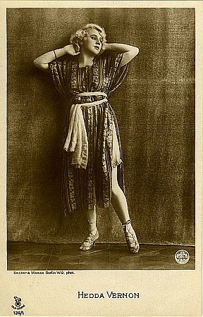 Hedda Vernon auf einer Künstlerkarte ("Film-Sterne"-Serie Nr. 136/1), aufgenommen im Fotoatelier "Becker &  Maass", Berlin (Otto Becker (1849–1892)/Heinrich Maass (1860–1930)); Quelle: virtual-history.com; Lizenz: gemeinfrei