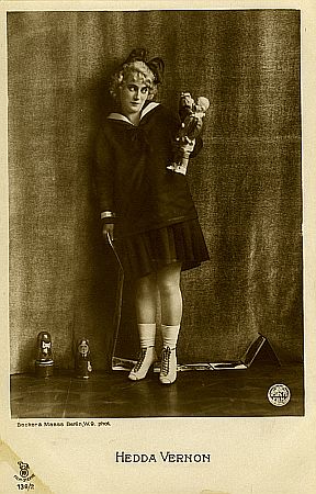 Hedda Vernon auf einer Künstlerkarte ("Film-Sterne"-Serie Nr. 136/2), aufgenommen im Fotoatelier "Becker &  Maass", Berlin (Otto Becker (1849–1892)/Heinrich Maass (1860–1930)); Quelle: virtual-history.com; Lizenz: gemeinfrei