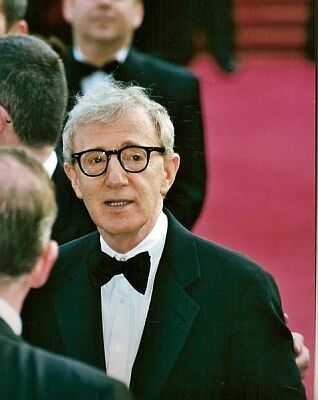 Woody Allen bei den Internationalen Filmfestspielen in Cannes 2005; Quelle: Wikimedia Commons; Urheber: Georges Biard; Lizenz CC-BY-SA 3.0.; Diese Datei ist unter der Creative Commons-Lizenz Namensnennung 3.0 Unported lizenziert.