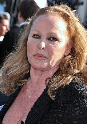 Ursula Andress bei den Internationalen Filmfestspielen in Cannes 2010; Quelle: Wikipedia bzw. Wikimedia Commons; Urheber: Georges Biard; Lizenz CC-BY-SA 3.0.; Diese Datei ist unter der Creative Commons-Lizenz Namensnennung 3.0Unported lizenziert.