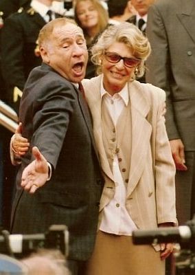 Anne Bancroft und Ehemann Mel Brooks 1991 bei den "Internationalen Filmfestspielen von Cannes"; Urheber: Georges Biard;  Lizenz CC-BY-SA 3.0; Quelle: Wikimedia Commons