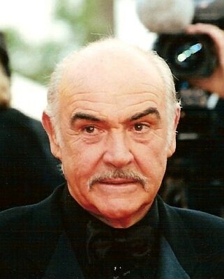 Sean Connery bei den Internationalen Filmfestspielen in Cannes 1999; Quelle: Wikimedia Commons; es handelt sich um einen Ausschnitt des Fotos Sean Connery 1999.jpg; Urheber: Georges Biard; Lizenz CC-BY-SA 3.0.; Diese Datei ist unter der Creative Commons-Lizenz Namensnennung 3.0 Unported lizenziert.