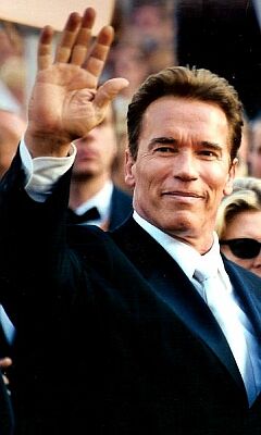 Arnold Schwarzenegger bei den Internationalen Filmfestspielen in Cannes 2003;  Quelle: Wikimedia Commons; Urheber: Georges Biard; Lizenz CC-BY-SA 3.0.; Diese Datei ist unter der Creative Commons-Lizenz Namensnennung 3.0 Unported lizenziert.