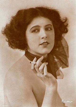 Marcella Albani um 1928; Urheber: Alexander Binder (18881929); Quelle: Wikimedia Commons bzw. Wikipedia; Ross-Karte Nr. 1932/1 von filmstarpostcards.blogspot.de; Lizenz: gemeinfrei