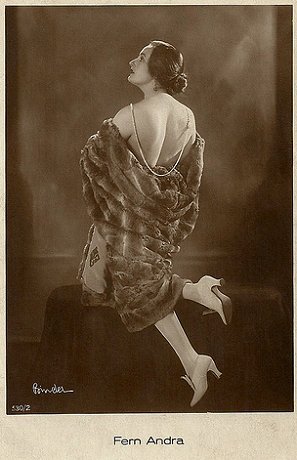 Fern Andra vor 1929; Urheber bzw. Nutzungsrechtinhaber: Alexander Binder (1888 – 1929); Quelle: filmstarpostcards.blogspot.de; Ross-Karte Nr. 530/2