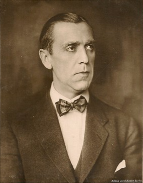 Valy Arnheim vor 1929; Urheber bzw. Nutzungsrechtinhaber: Alexander Binder (1888 – 1929); Quelle: Wikipedia bzw. www.cyranos.ch; Photochemie-Karte K 1950 (Ausschnitt)