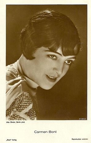 Carmen Boni vor 1929; Urheber: Alexander Binder (18881929); Quelle: filmstarpostcards.blogspot.com; Ross-Karte Nr. 4185/1; Lizenz: gemeinfrei