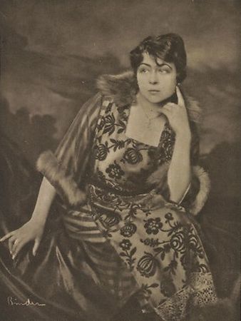 Esther Carena vor 1924; Urheber: Alexander Binder (1888 – 1929); Quelle: Wikimedia Commons; Wolff-Karte (unnummeriert); Lizenz: gemeinfrei