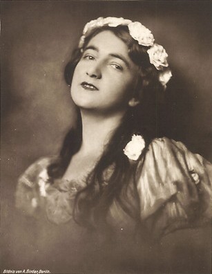 Olga Desmond vor 1929; Urheber: Alexander Binder (1888–1929); Quelle: Wikipedia; Photochemie-Karte 1479; Lizenz: gemeinfrei