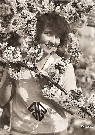 Lucy Doraine vor 1929; Urheber: Alexander Binder (1888–1929); Quelle: Wikimedia Commons; Ross-Karte 1397/2; Lizenz: gemeinfrei