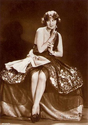 Lucy Doraine ca. 1928/29; Urheber: Alexander Binder (1888–1929); Quelle: Wikimedia Commons bzw. Wikipedia; Ross-Karte Nr. 3438/2; Lizenz: gemeinfrei