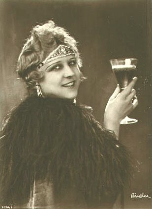 Foto: Evi Eva 1927; Urheber: Alexander Binder (1888–1929); Quelle: Wikipedia; Ross-Karte Nr. 1010/1 (Ausschnitt); Lizenz: gemeinfrei