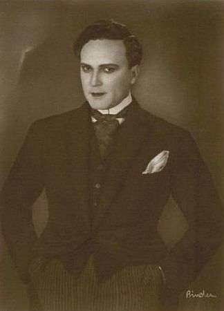 Wladimir Gaidarow ca. 1926; Urheber: Alexander Binder (1888–1929); Quelle: Wikipedia; Ross-Karte Nr. 977/2 (Ausschnitt); Lizenz: gemeinfrei