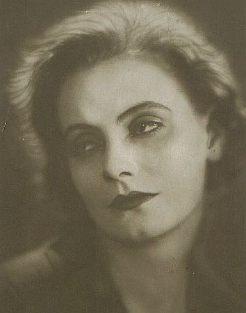 Greta Garbo in "Die freudlose Gasse"(1925); Der Fotograf Alexander Binder (18881929) portraitierte die Schauspielerin während der Dreharbeiten. Urheber bzw. Nutzungsrechtinhaber: Alexander Binder; Quelle: Wikimedia Commons; Diese Bild- oder Mediendatei ist gemeinfrei, weil ihre urheberrechtliche Schutzfrist abgelaufen ist.