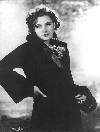 Greta Garbo in "Die freudlose Gasse" (1925); Der Fotograf Alexander Binder (1888  1929) portraitierte die Schauspielerin während der Dreharbeiten. Urheber bzw. Nutzungsrechtinhaber: Alexander Binder; Quelle: Wikimedia Commons; Diese Bild- oder Mediendatei ist gemeinfrei, weil ihre urheberrechtliche Schutzfrist abgelaufen ist.