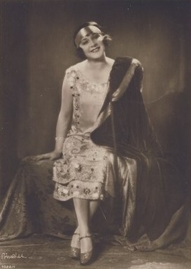 Erika Glässner 1927; Urheber bzw. Nutzungsrechtinhaber: Alexander Binder (1888 – 1929); Quelle: Wikipedia; Ross-Karte Nr. 1022/1 (Ausschnitt); Die Schutzdauer (von 70 Jahren nach dem Tod des Urhebers) für das von dieser Datei gezeigte Werk ist nach den Maßstäben des deutschen, des österreichischen und des schweizerischen Urheberrechts abgelaufen. Es ist daher gemeinfrei.