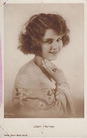 Lilian Harvey: Urheber Akexander Binder (18881929); Ross"-Karte 941/1; Quelle: EYE Film Instituut Nederland bzw. Wikimedia Commons; Lizenz: gemeinfrei