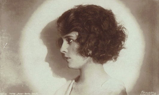 Lilian Harvey 1926; Urheber bzw. Nutzungsrechtinhaber: Alexander Binder2 (1888-1929); Quelle: Wikipedia bzw. Wikimedia Commons; Ross-Karte Nr. 941/2; Lizenz: Die Schutzdauer (von 70 Jahren nach dem Tod des Urhebers) fr das von dieser Datei gezeigte Werk ist nach den Mastben des deutschen, des sterreichischen und des schweizerischen Urheberrechts abgelaufen. Es ist daher gemeinfrei.