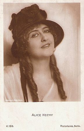 Alicy Hechy vor 1929; Urheber: Alexander Binder (1888–1929); Quelle: www.flickr.com; Photochemie-Karte K. 189; Lizenz: gemeinfrei