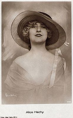 Alice Hechy vor 1929 Urheber: Alexander Binder (1888–1929); Quelle: www.flickr.com; Ross-Karte Nr. 421/4; Lizenz: gemeinfrei