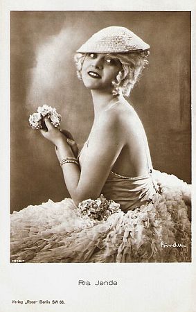 Ria Jende; Urheber: Alexander Binder (1888–1929); Ross-Karte Nr. 1018/1; Quelle: filmstarpostcards.blogspot.com; Lizenz: gemeinfrei