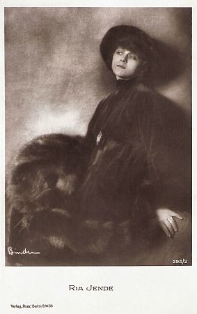 Ria Jende; Urheber: Alexander Binder (1888–1929); Ross-Karte Nr. 295/2,; Quelle: filmstarpostcards.blogspot.com; Lizenz: gemeinfrei