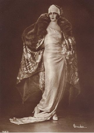 Helena Makowska vor 1929 auf einer Fotografie von Alexander Binder (1888–1929), Ross-Karte Nr. 758/2; Quelle: filmstarpostcards.blogspot.com; Lizenz: gemeinfrei