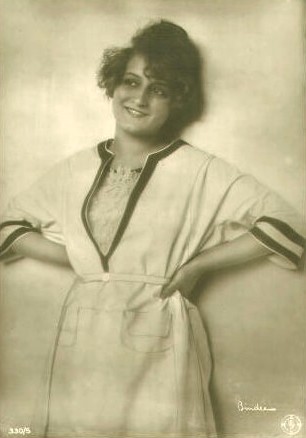 Eva May 1920; Urheber bzw. Nutzungsrechtinhaber: Alexander Binder (1888 – 1929); Quelle: Wikimedia Commons bzw. Wikipedia; Ross-Karte Nr. 330/5
