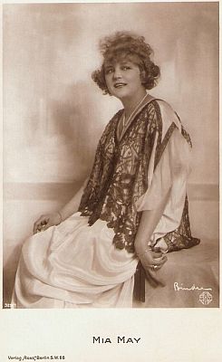 Mia May auf einer Künstlerkarte; Quelle: filmstarpostcards.blogspot.com (Ross-Verlag Nr. 329/1); Urheber: Alexander Binder (1888–1929); Lizenz: gemeinfrei