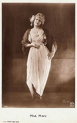 Mia May auf einer Künstlerkarte; Quelle: filmstarpostcards.blogspot.com (Ross-Verlag Nr. 429/1); Urheber: Alexander Binder (1888–1929); Lizenz: gemeinfrei