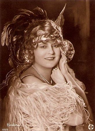 Mia May um 1922; Urheber: Alexander Binder (1888–1929); Quelle: Wikimedia Commons; Ross-Karte Nr. Nr. 533/3; Lizenz: gemeinfrei