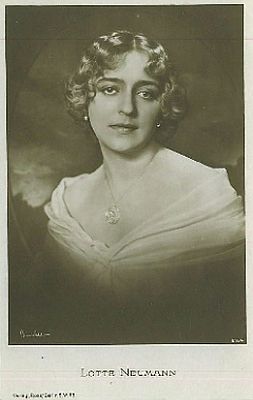 Lotte Neumann vor 1929; Urheber: Alexander Binder (18881929); Quelle: cyranos.ch; Lizenz: gemeinfrei