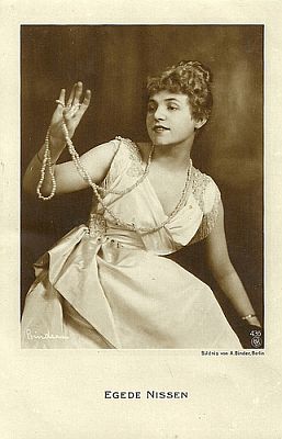 Aud Egede-Nissen vor 1930; Urheber: Alexander Binder (18881929); Quelle: filmstarpostcards.blogspot.com; NPG-Karte Nr. 436; Lizenz: gemeinfrei