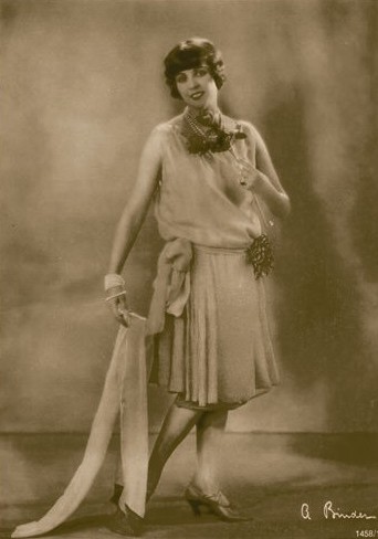 Elisabeth Pinajeff 1927; Urheber: Alexander Binder (1888–1929); Quelle: Wikipedia; Ross-Karte Nr. 1458/1 (Ausschnitt); Lizenz: gemeinfrei