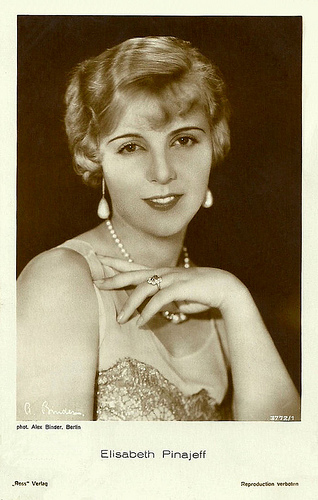 Elisabeth Pinajeff vor 1929; Urheber: Alexander Binder (1888–1929); Quelle: filmstarpostcards.blogspot.com; Ross-Karte Nr. 3772/1; Lizenz: gemeinfrei