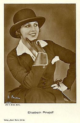 Elisabeth Pinajeff vor 1929; Urheber bzw. Nutzungsrechtinhaber: Alexander Binder (1888 – 1929); Quelle: filmstarpostcards.blogspot.de bzw. www.flickr.com; Ross-Karte Nr. 1679/1
