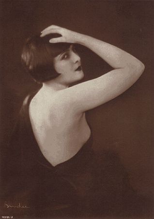 Lya de Putti ca. 1927-1928; Urheber: Alexander Binder (1888–1929); Quelle: Wikipedia bzw. Wikimedia Commons; Ross-Karte Nr. 1028/2; Lizenz: gemeinfrei