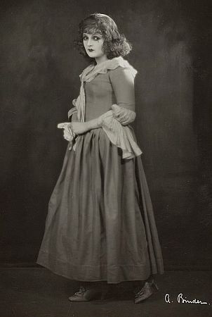 Lya de Putti als Manon Lescaut in dem Stummfilm "Manon Lescaut" (1926); Urheber: Alexander Binder (1888–1929): Quelle: Wikimedia Commons von "EYE Film Institute Netherlands"; Lizenz: gemeinfrei