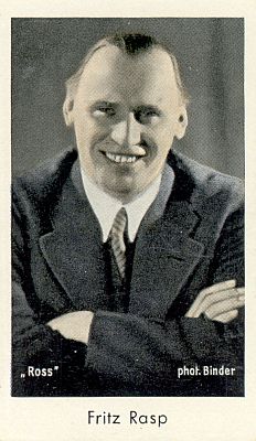 Fritz Rasp, fotografiert von Alexander Binder (1888 – 1929); Urheber bzw. Nutzungsrechtinhaber: Alexander Binder; Quelle: irtual-history.com; Ross-Karte Nr. 273; Lizenz Gemeinfreiheit